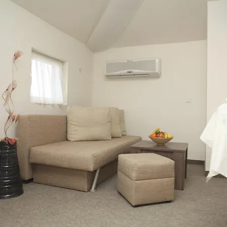 Laguna Hotel 2*